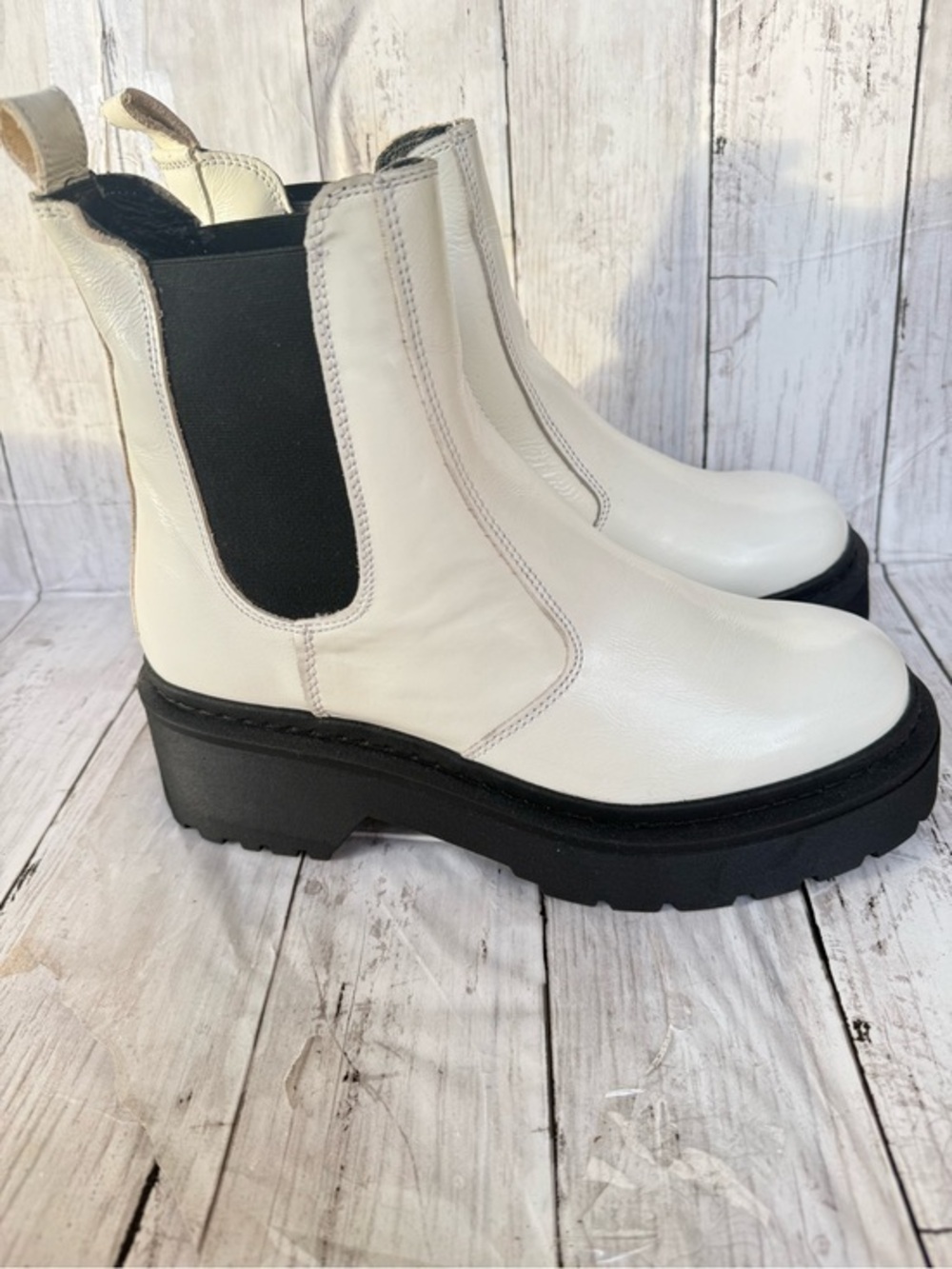 Steve Madden Manzo White Patent Pull On Rounded Close Toe Classic Chelsea Boot